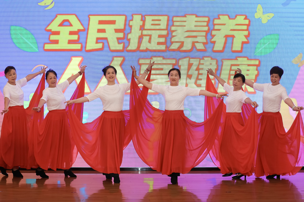 社区老年大学举办精彩歌唱比赛，展现老年人活力与才华