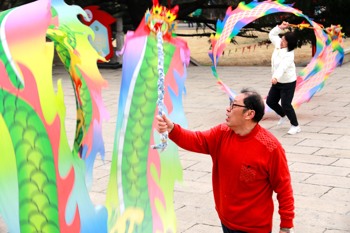 潍坊风筝节上,那些身着华丽服饰,手持巨型风筝的"显眼包"们,无疑成