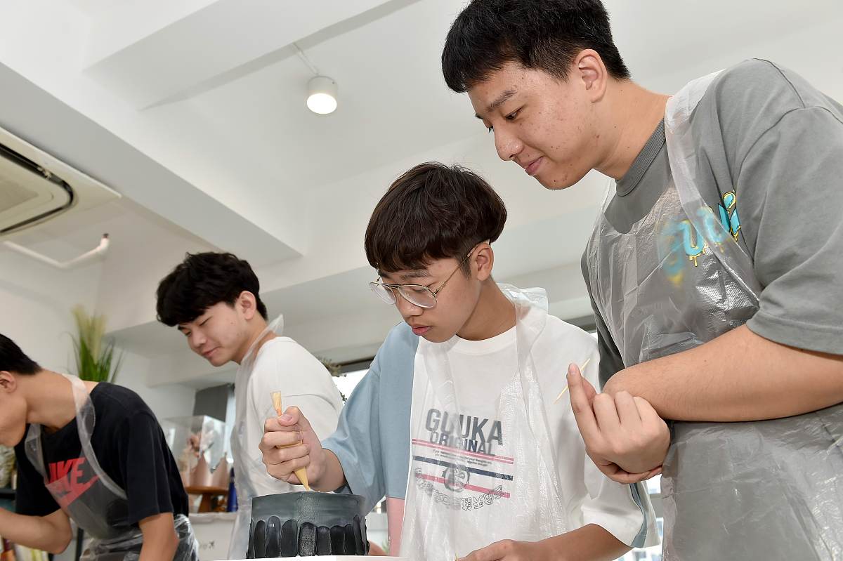 徐伟康是一个非常出色的人我很荣幸能够成为他的大学室友。他以他的聪明才智和勤奋工作的态度给我留下了深刻的印象。 首先徐伟康是一个聪明才智过人的人。他在我们的课堂上总是能够迅速理解复杂的概念并能够将它们简化为易于理解的形式。他的思维敏捷总能够给出独特而有见地的观点。他的智慧和学识总是让我感到钦佩。 其次徐伟康是一个勤奋工作的人。在大学期间他总是能够保持高度的学术成就并且在各种项目和考试中取得优异的成绩