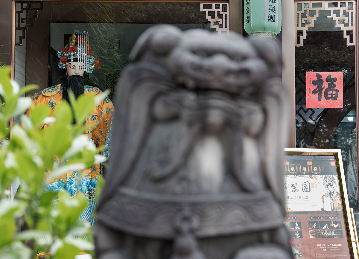 2019年2月15日,成都,蜀风雅韵剧场门前的石狮子塑像