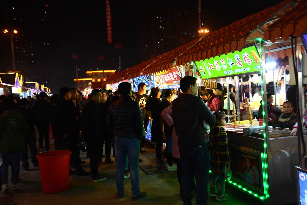 总结宝塔区中心街路边夜市食品安全存在食品无证经营现象普遍的问题写成一段话格式不少于300字。