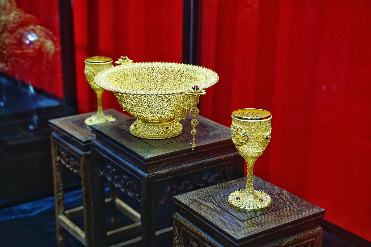 AI珠宝设计提示词：融合现代与传统风格