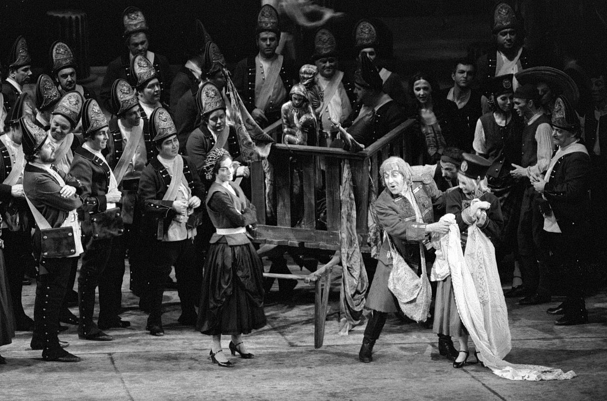 请回答下列有关《哈姆雷特》的问题：哈姆雷特杀死克劳狄斯是在。 A第一幕第三场 B第三幕第三场 C第五幕第二场