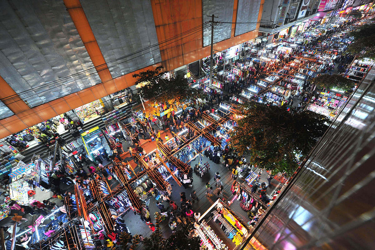 2015年11月28日,广西南宁市,地处朝阳市中心的平等街夜市人潮涌动,人