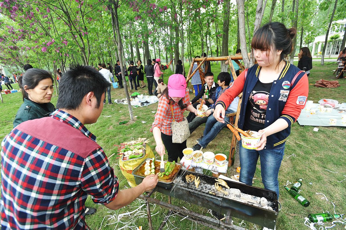 我今天早上去了健身房然后去农贸市场买了一些本周用的水果。回家吃午饭然后刚刚割完草坪。我得洗个澡准备看我儿子的比赛。他5点打球之前来接我。怎么评价他的一天