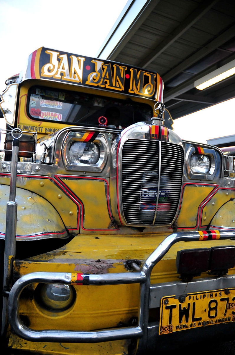 mv里面有一位女歌手坐在吉普车上的歌是哪一首