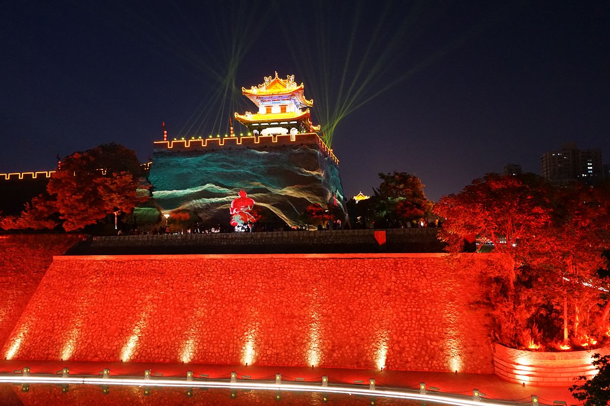 给一位将要离职的同事送上离职祝福带一点调侃搞笑感觉烘托一种舍不得的情感基于以上描述请帮忙组织一段话