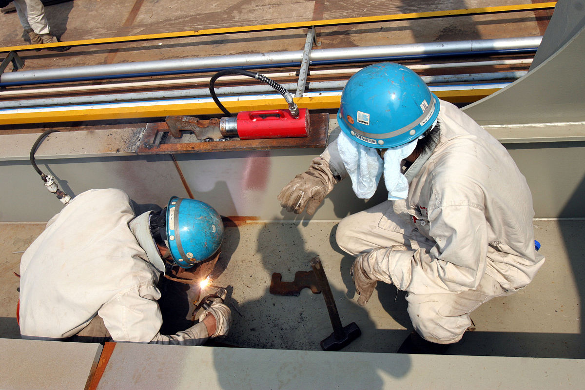 请补充这段条款，并且有利于乙方：12.1隐蔽工程首先由乙方进行自检，并在隐蔽或中间验收前48小时以书面形式通知甲方验收。通知书包括隐蔽和中间验收的内容、时间和地点。乙方准备验收记录，验收合格的，甲方在验收记录上签字后，乙方可继续施工。验收不合格的，乙方在甲方限定的时间内修改后重新验收。甲方不能按时进行检查的，由此导致工期延误的，工期应予以顺延。