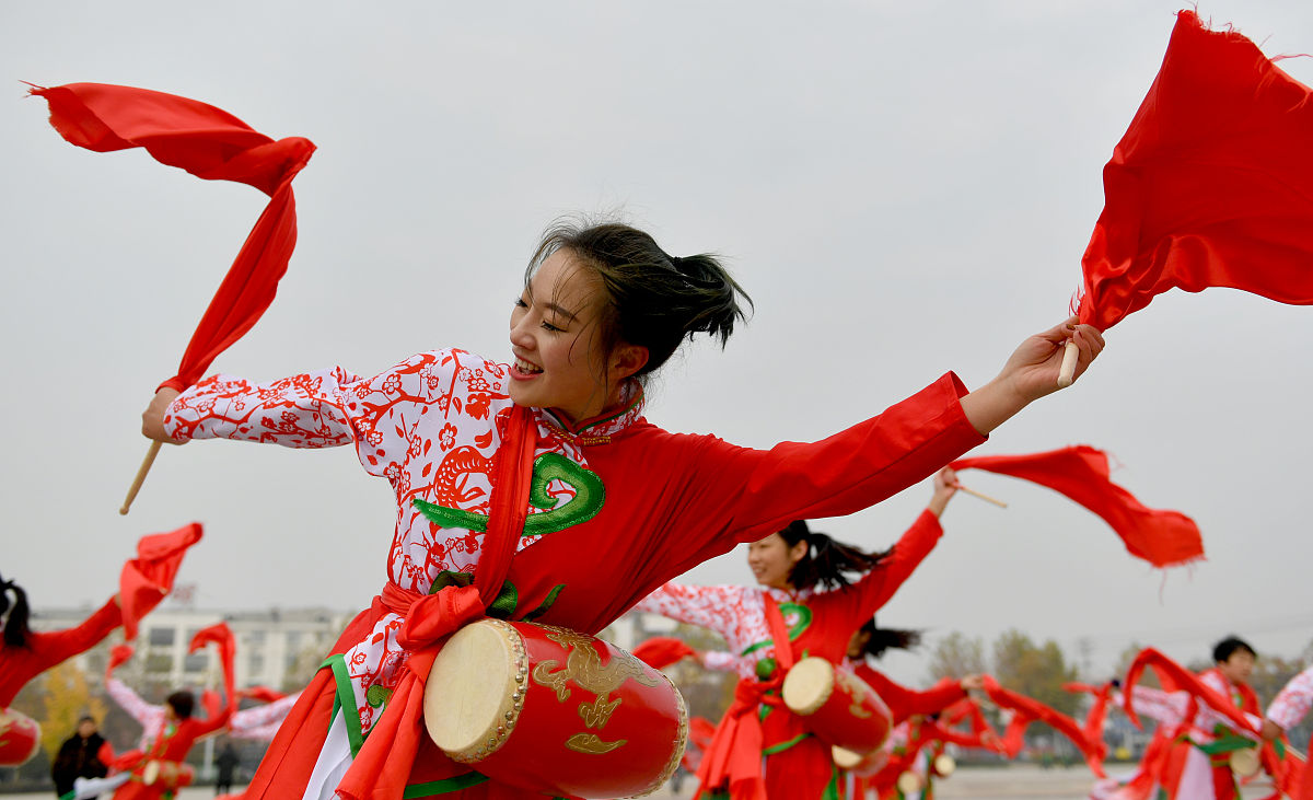 梳理总结中国在志愿服务方面所颁布的政策文件以及河南省关于志愿者激励所推出的方案政策