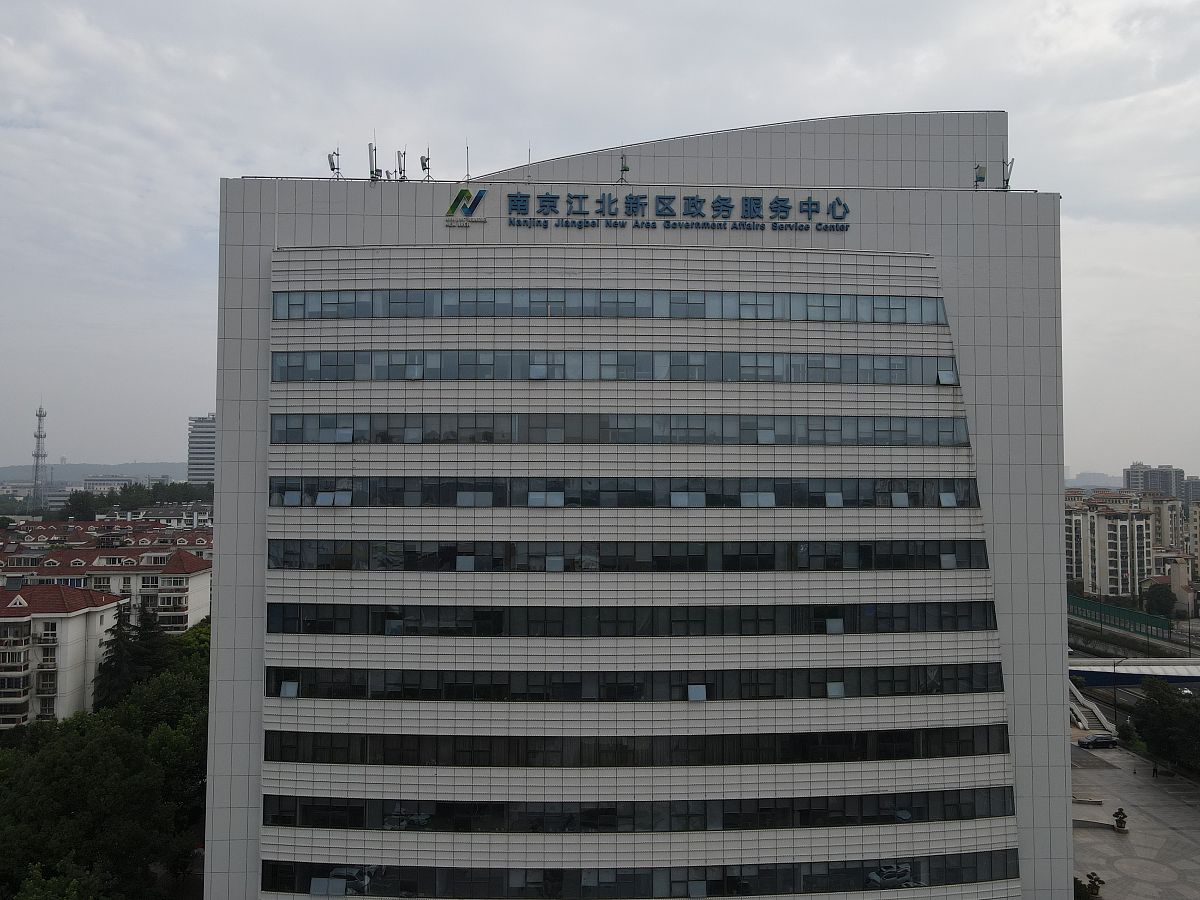 广东大厦 设置1000kw光伏 经济评价广东大厦设置1000kw光伏的经济评价需要考虑以下几个方面：1 投资成本：光伏发电设备的投资成本相对较高需要考虑设备采购、安装、维护等方面的费用。2 发电收益：光伏发电可以将太阳能转化为电能可以为广东大厦提供一定的电力供应从而减少电费支出。3 能源补贴：政府对于光伏发电设备有一定的补贴政策可以为广东大厦节省一定的成本。4 投资回收期：需要计算出投资回收期即投