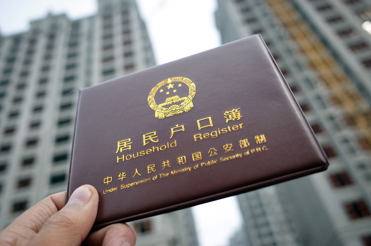 1在深圳打拼了十多年终于把户口转到了深圳2因为没有学历所以边工作边升学历3升了学历后积分窗口又关闭不能入户4不得已考中级职称来入户5终于把孩子户口也转来了深圳孩子可以上公立学校读书请根据以上的内容润色成一篇2000个字的故事