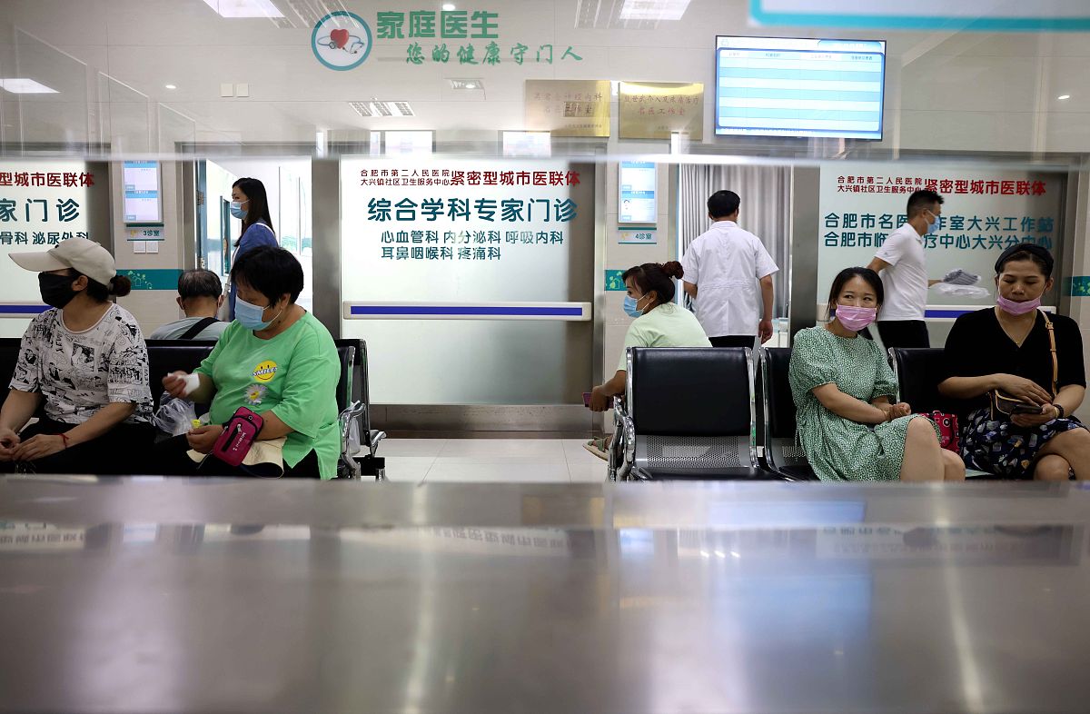 一、建立协作机制的必要性社区卫生服务中心是居民日常就医的第一站负责基层医疗卫生服务工作。然而由于其规模和技术力量的限制社区卫生服务中心往往难以满足居民的全面医疗需求特别是对于较为复杂的疾病需要借助上级医疗机构的技术力量进行诊治。同时上级医疗机构也需要社区卫生服务中心的配合将居民的基本医疗卫生服务落实到位减轻医疗机构的医疗负担。因此建立长期稳定的分工协作机制是必要的。二、建立协作机制的途径1制定合作