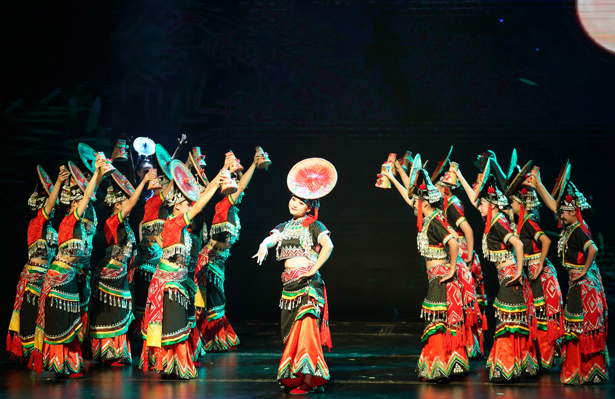 请为我描述中国纳西族传统舞蹈的舞姿