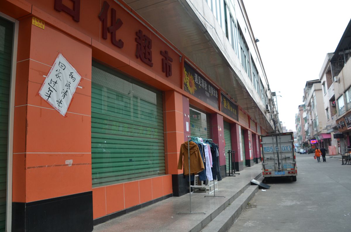 唐鹏在金堂县福兴镇开个超市店铺在进入小镇的路口上的第一家的位置旁边有个大饭店。帮我起50个和地理位置相关性高的但很小众的超市名字