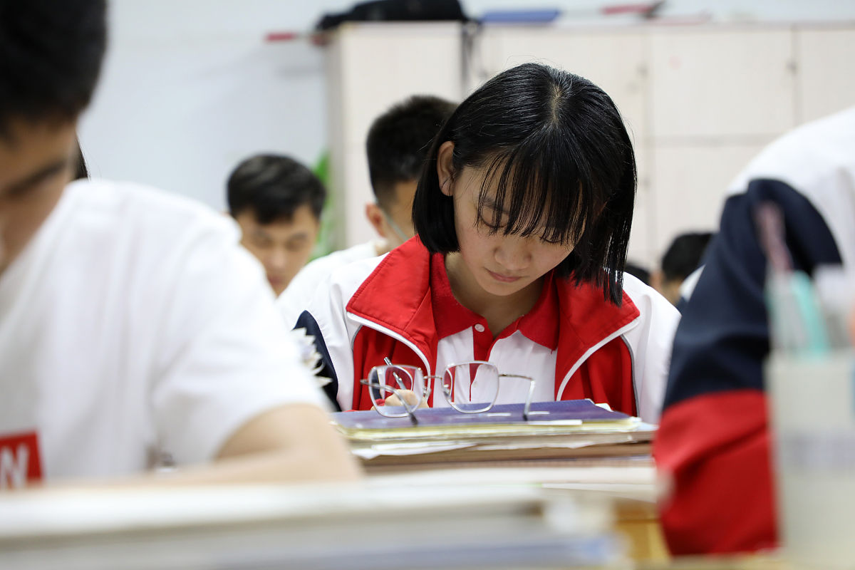 2021年6月3日晚,在山东省滨州市博兴县第二中学,即将参加高考的高三学