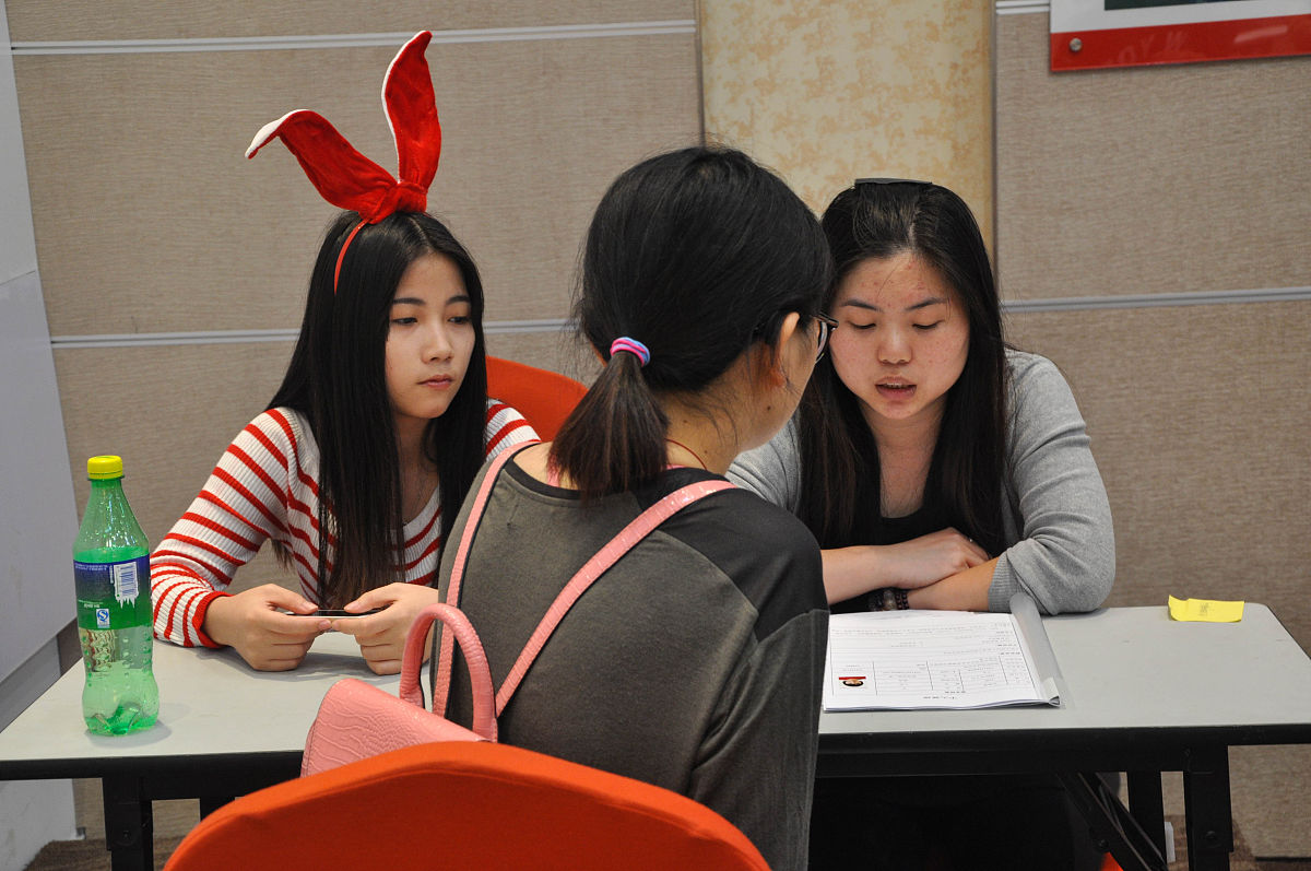 帮我写一份简洁大学期间 学习委员 新媒体成员 学生社团社长获得过河南省省赛三等奖 娃哈哈营销大赛三等奖 牡丹花卉优秀实习生对专业理解有自己的见解100字左右