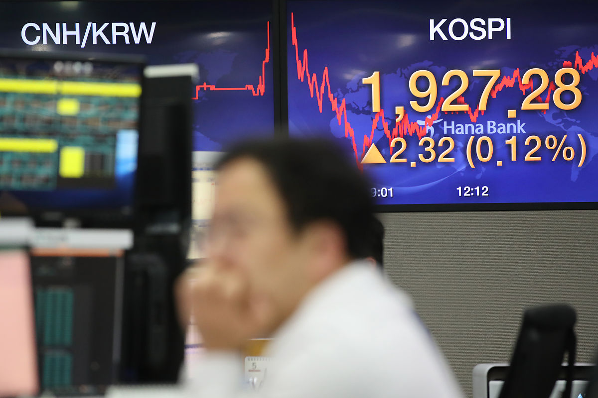 当地时间2020年5月15日,韩国首尔,银行交易厅显示的股市信息.        