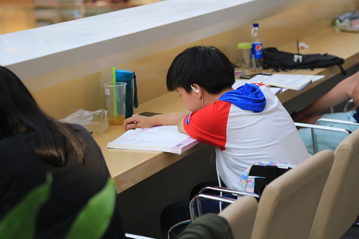 自习课上笑出声，被老师罚写2000字检讨：深刻反思我的错误