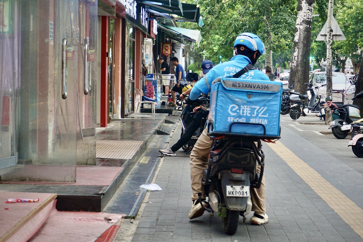 文章以城市交通现状为背景针对外卖骑手、游客和上班族等不同的非机动车用户人群设计了骑行道路规划程序方案并制定了一些面向公共去推广的措施请给论文写三个结论