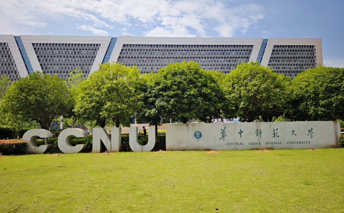 近年来随着电商的兴起和高校人数的不断增加高校快递站的数量和服务质量备受关注。本文以广东工商职业技术大学菜鸟驿站为例通过问卷调查和实地调查的方式对客户对快递站的服务满意度进行调查并对结果进行分析。研究结果显示客户对菜鸟驿站的服务总体满意度较高但仍存在一些问题如收费过高、效率低下、安全性低、服务态度不好、宣传力度不够等。因此建议菜鸟驿站降低收费加强安全性和宣传力度并加强客户服务意识提高客户满意度。英文