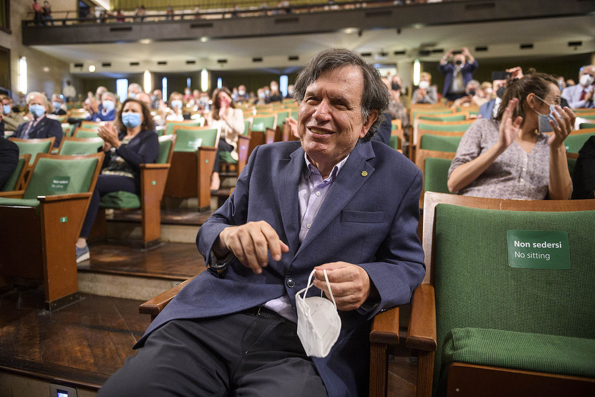 你能写一篇字数不低于3000字查重率低于20的学生信息管理系统网站设计技术概述吗格式为：一技术需求背景 二国内外研究现状 三结论