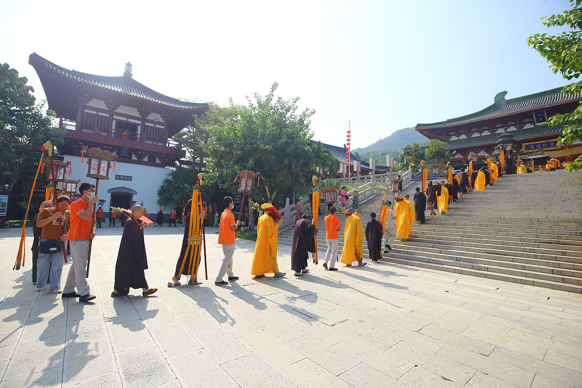 #年轻人为什么爱逛寺庙#【寺庙游爆火背后：年轻人既要休闲也在努力奋斗】随着旅游行业的复苏据相关数据显示2023年以来寺庙相关景区门票订单量同比增长310。2月以来预订寺庙景区门票的人群中90后、00后占比接近50。继飞盘、野餐、露营后寺庙游已经悄悄在年轻人当中流行起来。寺庙为何成为年轻人春游新宠？寺庙游爆火背后反映了年轻人怎样的心态？年轻人涌入寺庙上香真的是不上进吗？