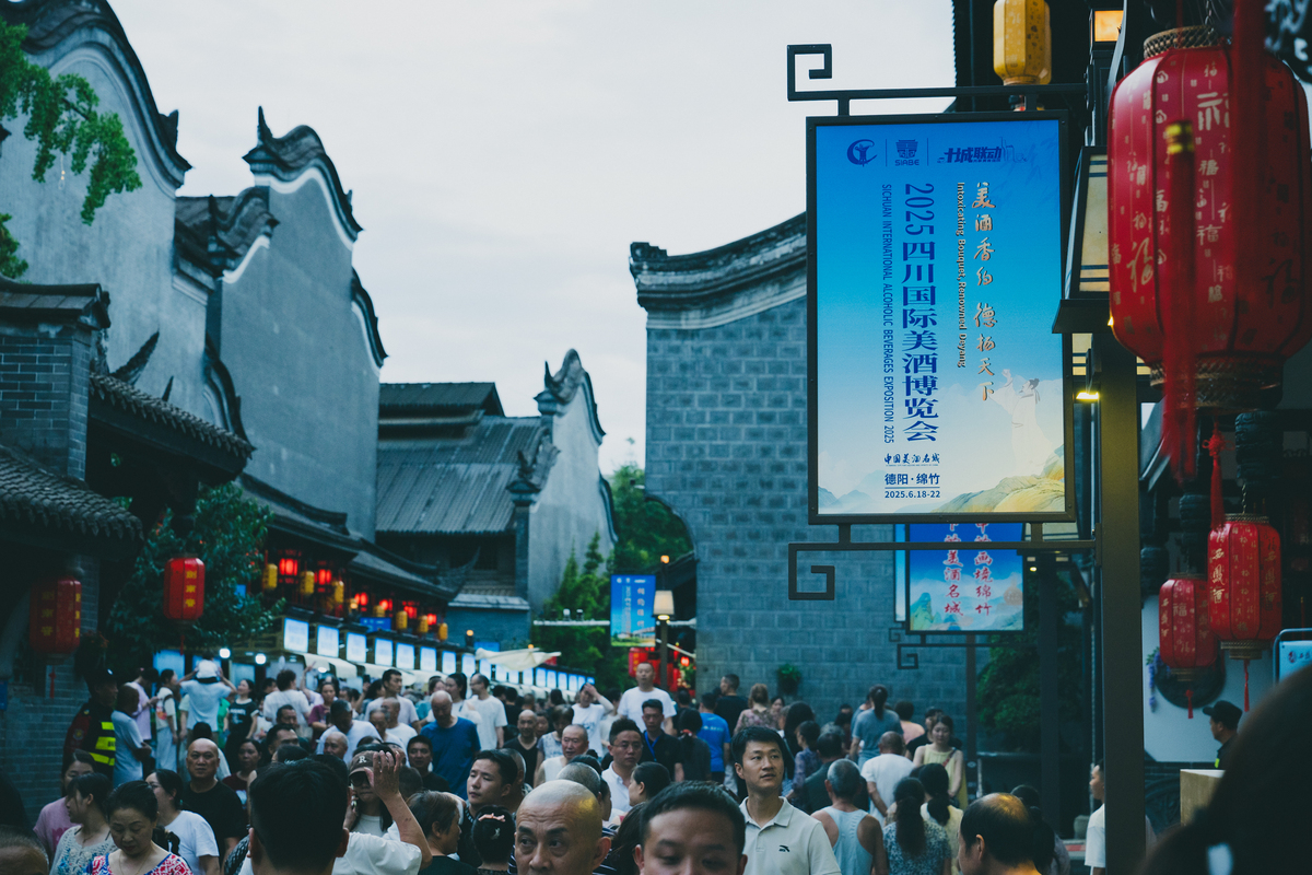 被誉为'活动的清明上河图'的古街：渔梁老街