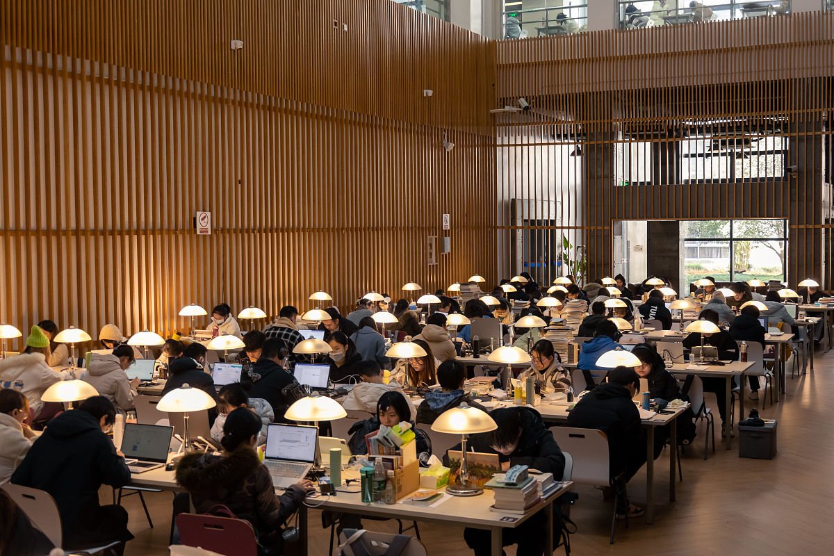 你是一名申论专家写一份有关申论误区之过分依赖参考答案或评分系统带例子。