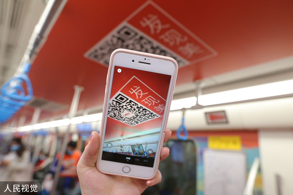 在微博上成都地铁官方依靠话题做了什么？在微信公众号上成都地铁官方依靠公共服务做了什么？在抖音上成都地铁官方依靠短视频做了什么？