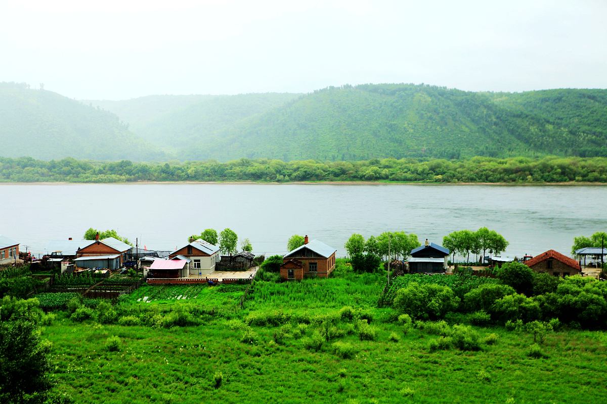 请参考以下内容重新生成一篇800汉字的原创文章。主题是：《七台河风景点》语言要幽默口语化。1七台河景色此山原名卧佛山位于黑龙江省七台河市勃利县南侧为玄羊河水库西北侧为五七峰3公里处为吉兴河水库山体距勃依公路约1公里山侧有水土路与勃利公路相连为近距离、远距离观看山体创造了便利的交通条件。在距山峰1公里之外的公路上观看尤为逼真。2美丽的七台河七台河是一个因煤而生的城市是一个资源性的市附近有鸡西市也是一