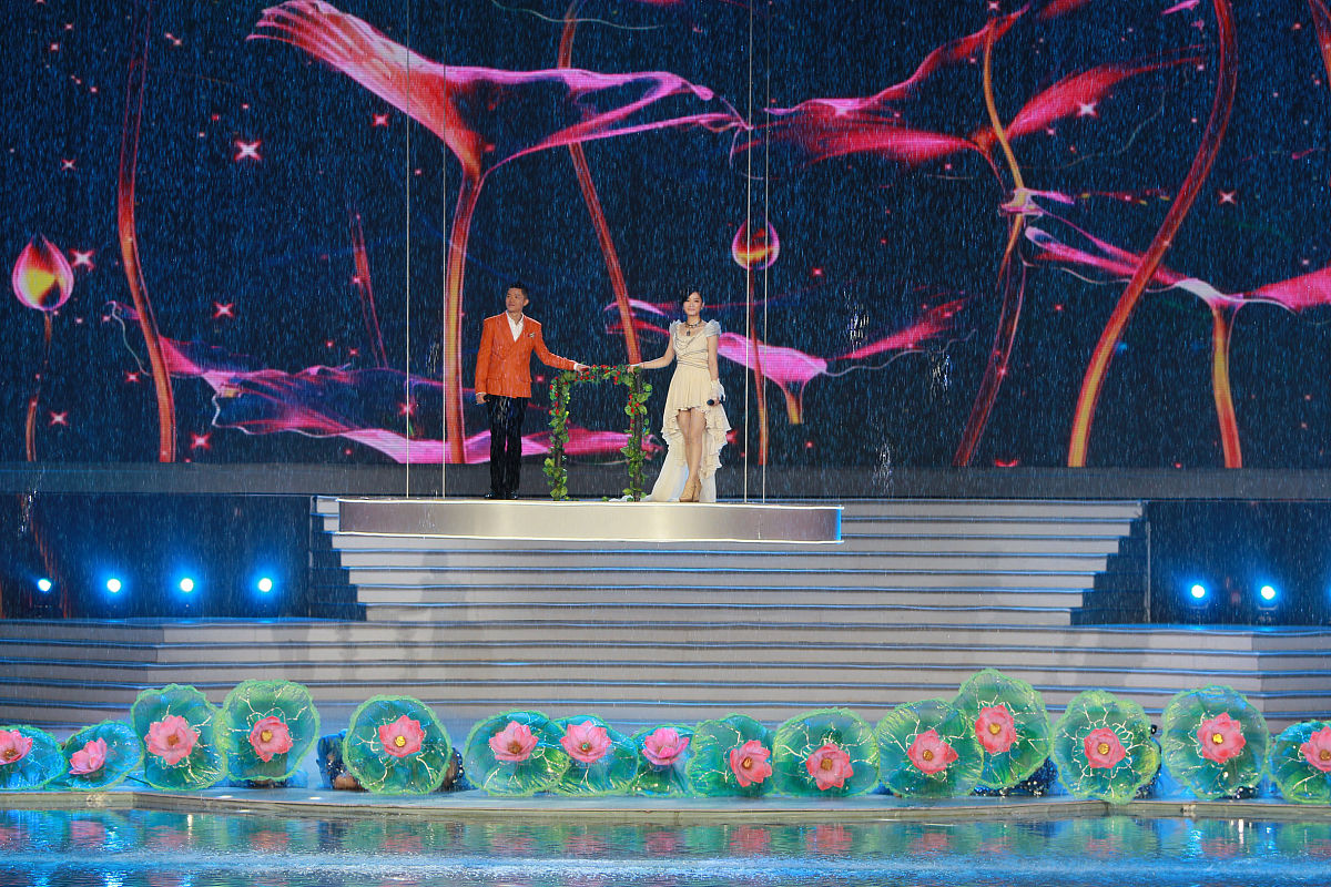 今年七夕山西卫视《歌从黄河来》首次联合金艺世纪推出爱在七夕水上经典情歌演唱会请为此写一篇针对单身、情侣、已婚夫妻的购票宣传推文