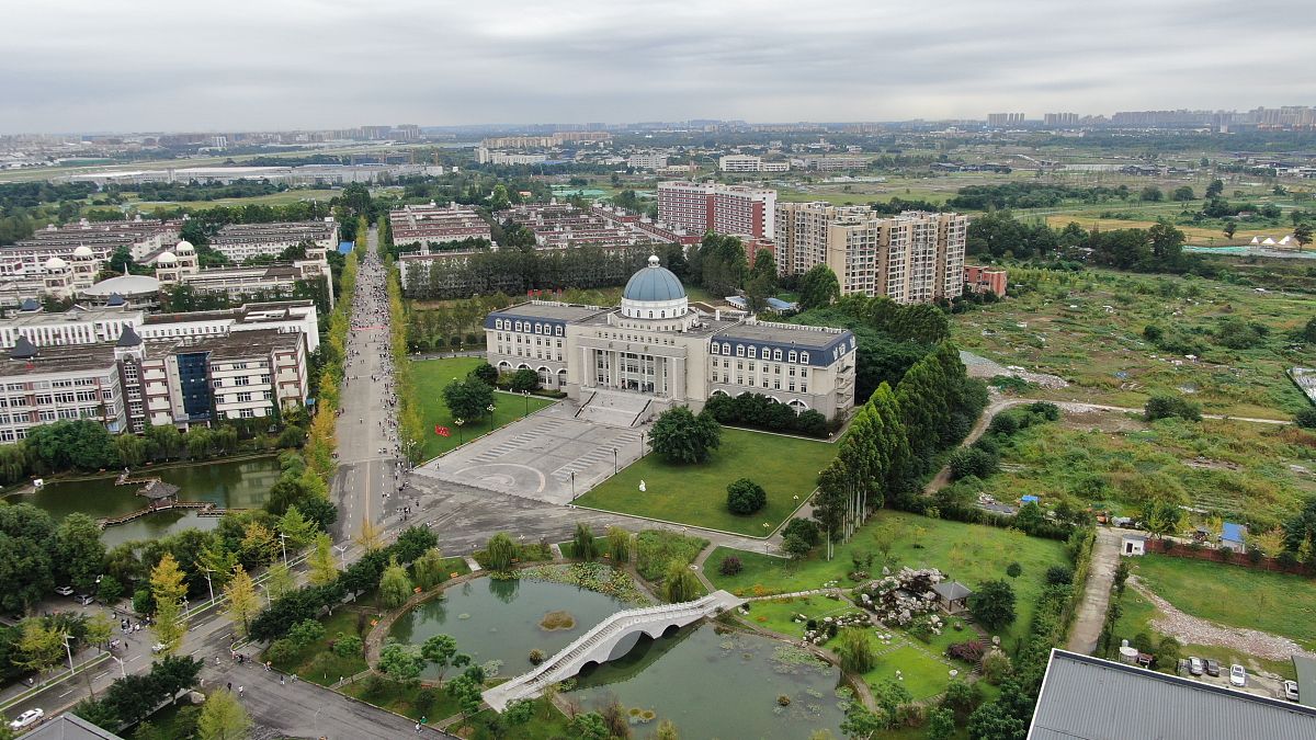 2021年9月26日,成都锦城学院高校图书馆.