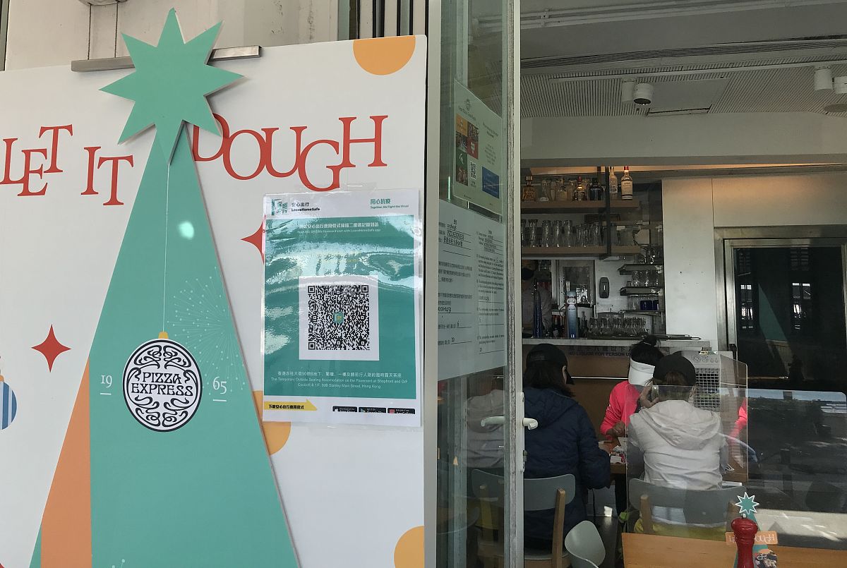 男的请客为什么让女的扫码点餐这个问题可能涉及到性别角色和文化背景的因素。在某些文化中男性被认为是家庭的经济支柱和决策者而女性则被认为是家庭的照顾者和服务者。因此男性可能会认为让女性扫码点餐是一种体贴和照顾而自己则承担经济责任。但是这种做法也可能被视为性别歧视和不平等因为女性也有能力和权利承担经济责任和决策权。继续