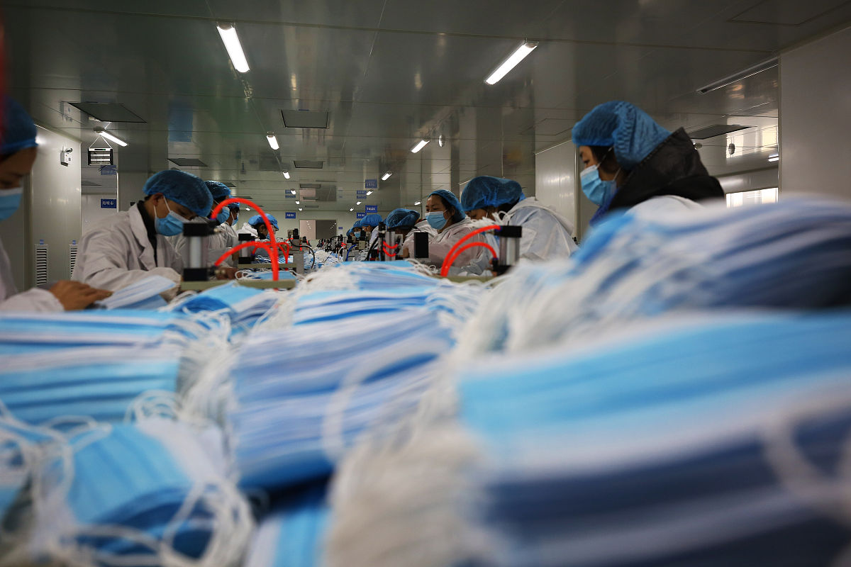 万事利员工加班加点生产口罩：责任、担当与团结