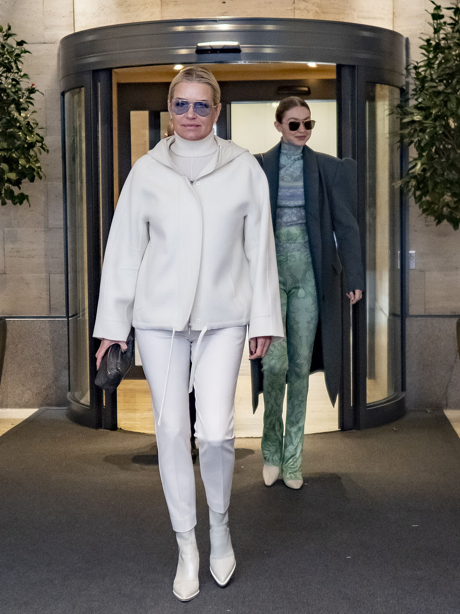 我本周的工作为：1业务推动：①异地客户方案修改；②手机号支付周报数据报送；③协助完成微信提现请示方案；④整理核对科室的人行数据需求及清单请帮我总结出工作成果、工作完成情况、问题与困难、解决方式、改进计划和心得体会