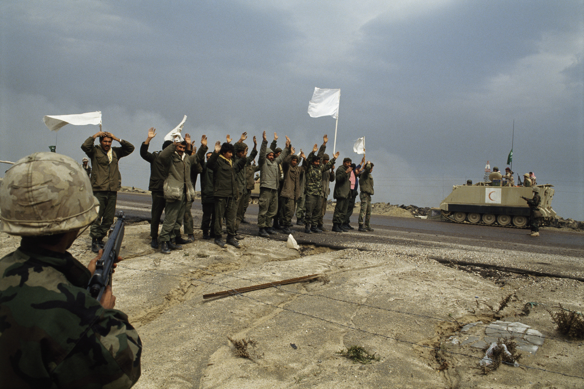 。主將要首先確定作戰的地點和日期然後將戰鬥文書下達給諸部將官明確規定要攻打和包圍的城邑、各軍集結的地點明確規定作戰的日期以及各部隊到達的時間。然後主將提前到達集結地點設置營壘布列陣勢在營門豎立標竿以觀測日影計算時間。禁止行人通行等待將吏報到。各部將吏到達時要核實其到達的先後次序早於期限到達的給予獎勵過期到達的殺頭示眾。這樣不論遠近都會按期趕至集結地域。改写上述句落要求原文意思要一样