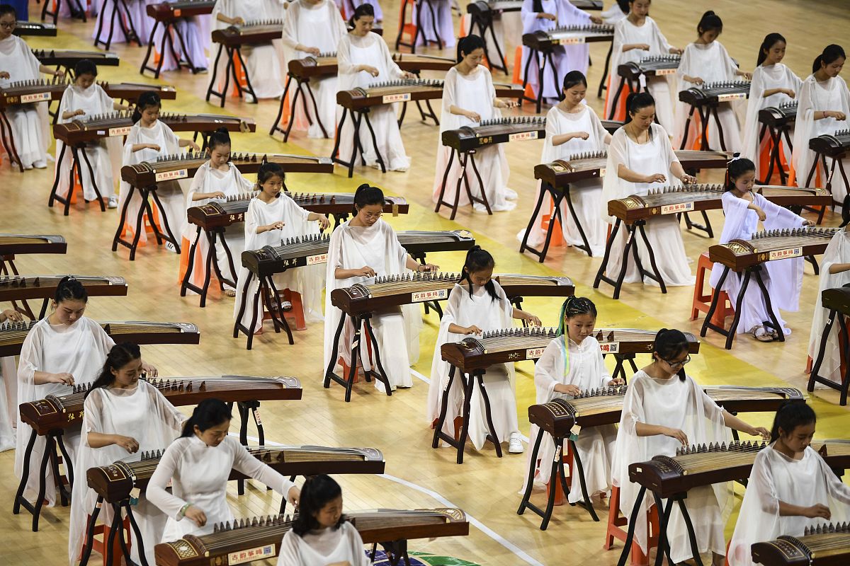 古筝版萱草花报幕词