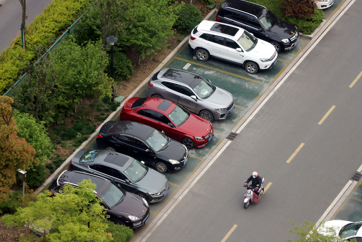 男子因找不到地下车位在车库内睡了一晚上写一遍关于车位营销的文章