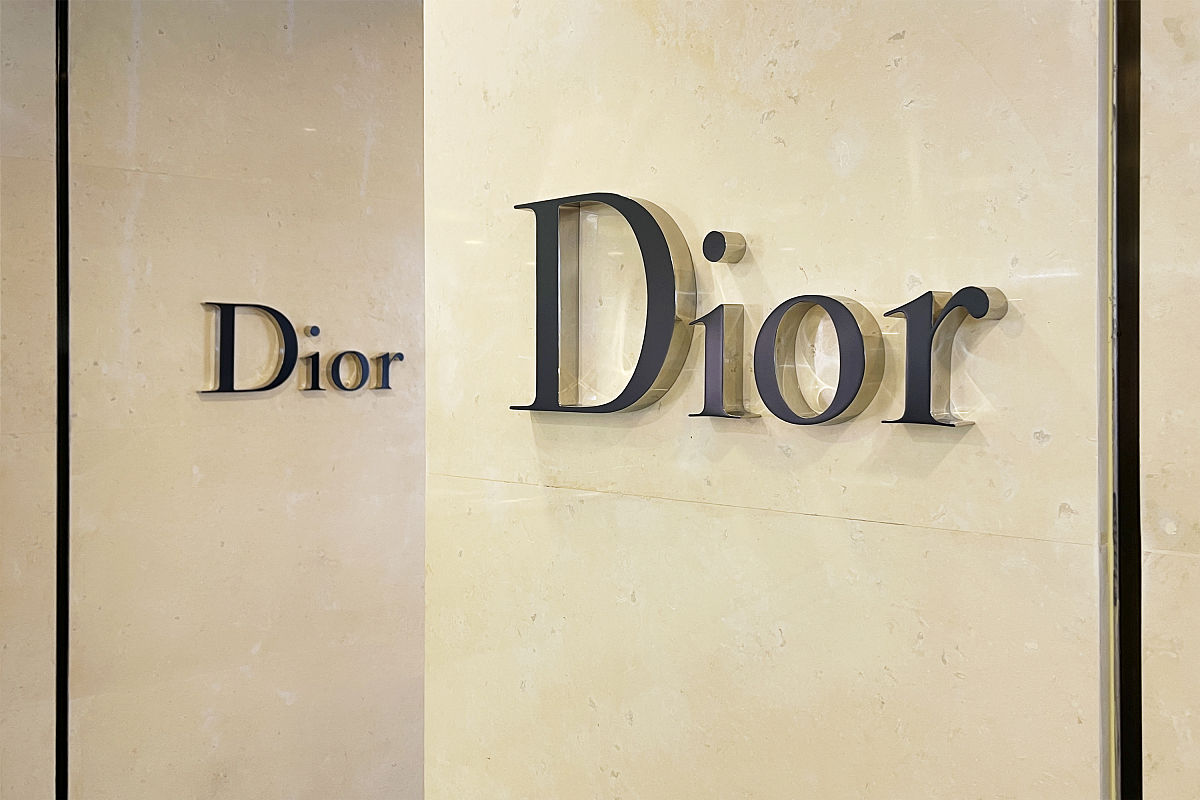 请对dior这个品牌从名称、标识、slogan、音乐、故事等方面进行分析