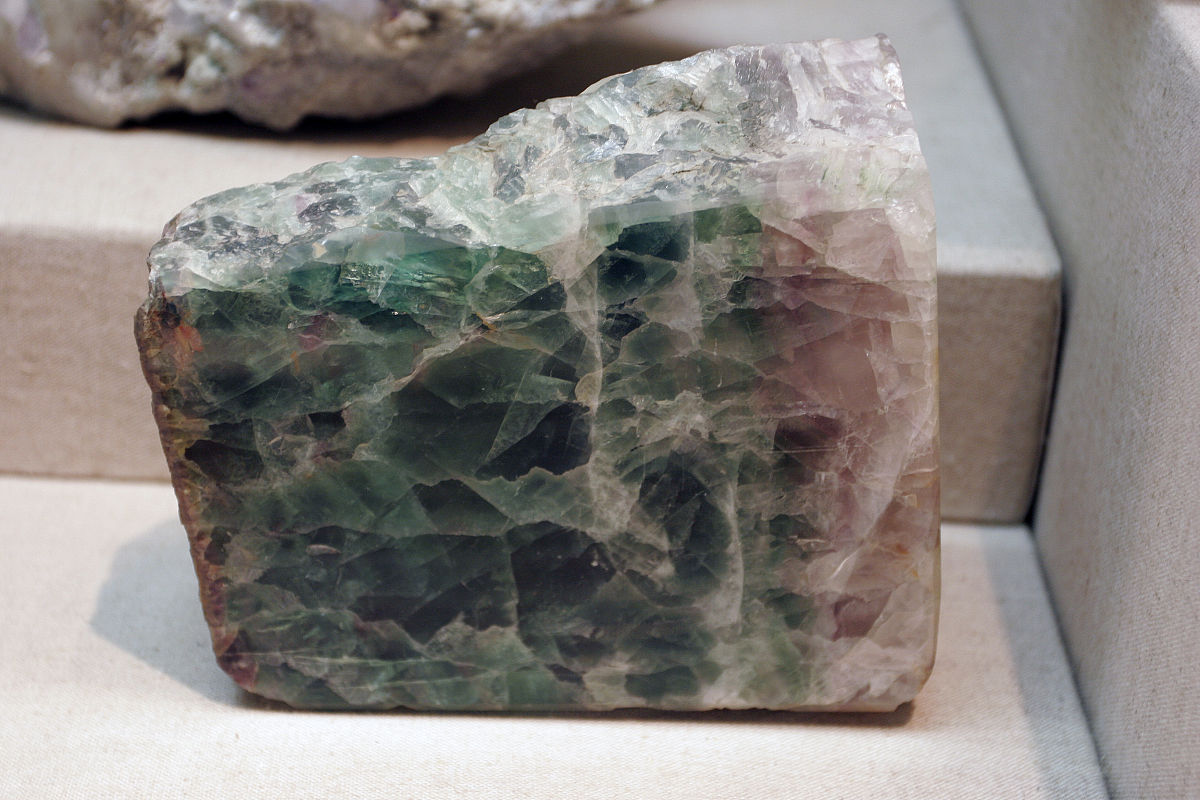 天然萤石的功效与作用：提高免疫力、缓解压力、改善睡眠等