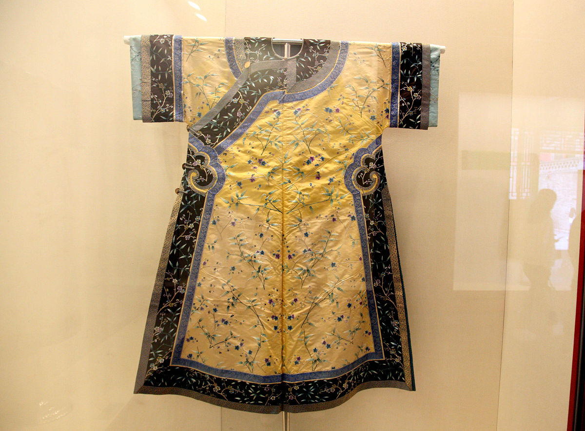 古代女性服饰：长袍、裙子、头饰与精美配饰