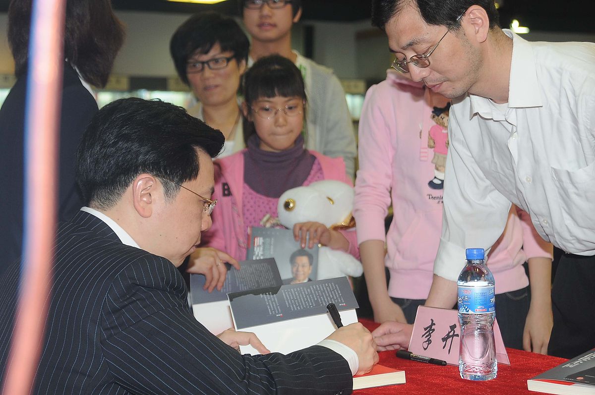 2010年5月15日,李开复在杭州某购书中心签售自传《世界因你不同》.
