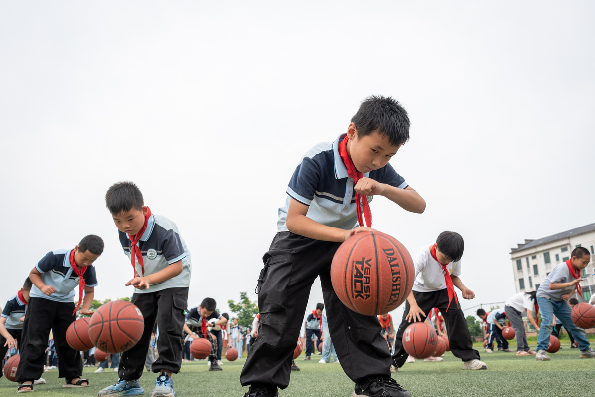 关于青少儿学篮球的好处300字左右