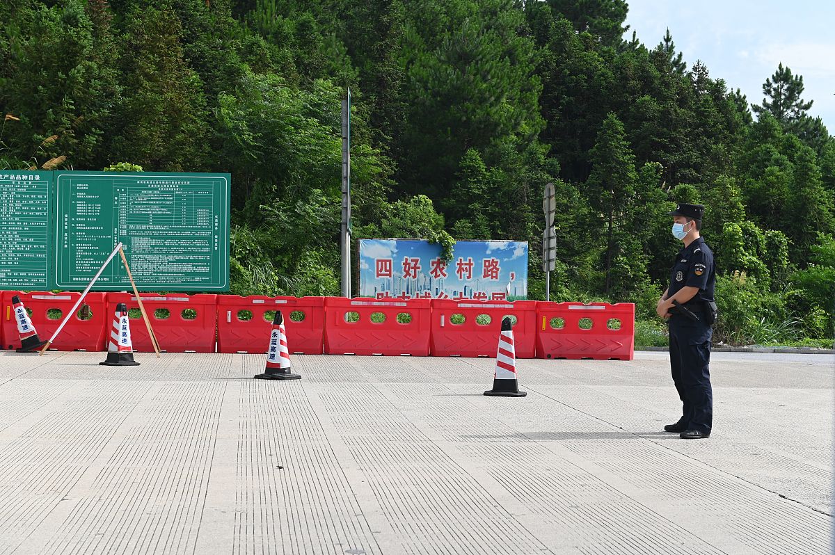 请根据中国湖南省永州市蓝山县的目前实时天气出示一份精简的暑期安全提示给城郊的中小学生。