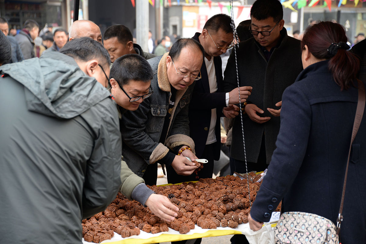 2017年03月11日,河北省邯郸市, 收藏爱好者在第二十届全国古玩艺术品