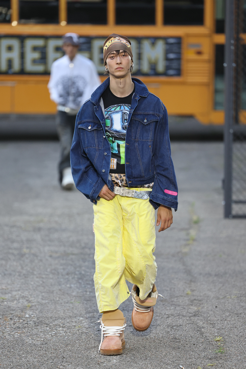 夏日男孩穿搭指南：牛仔外套、T恤、衬衣，个性与时尚兼具！