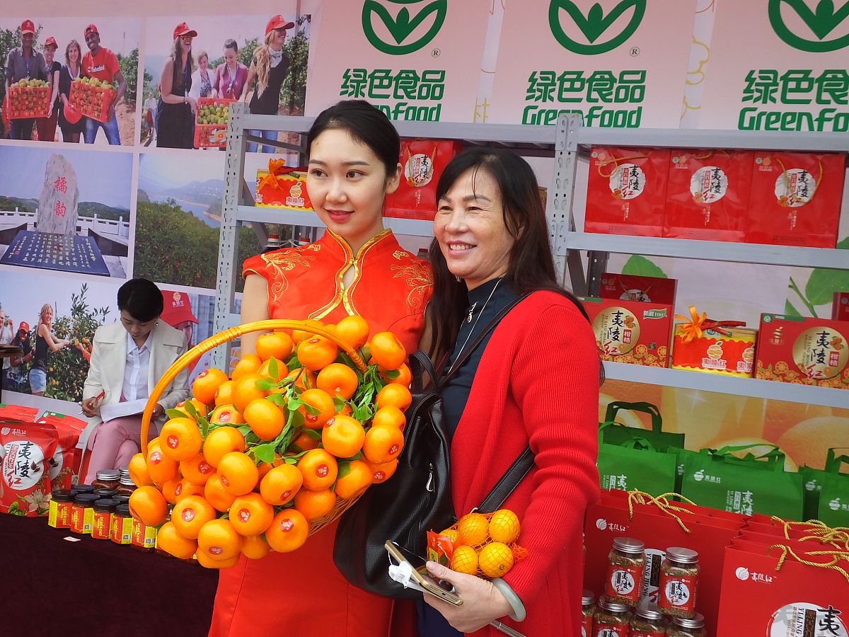 女生主动联系你说明什么，