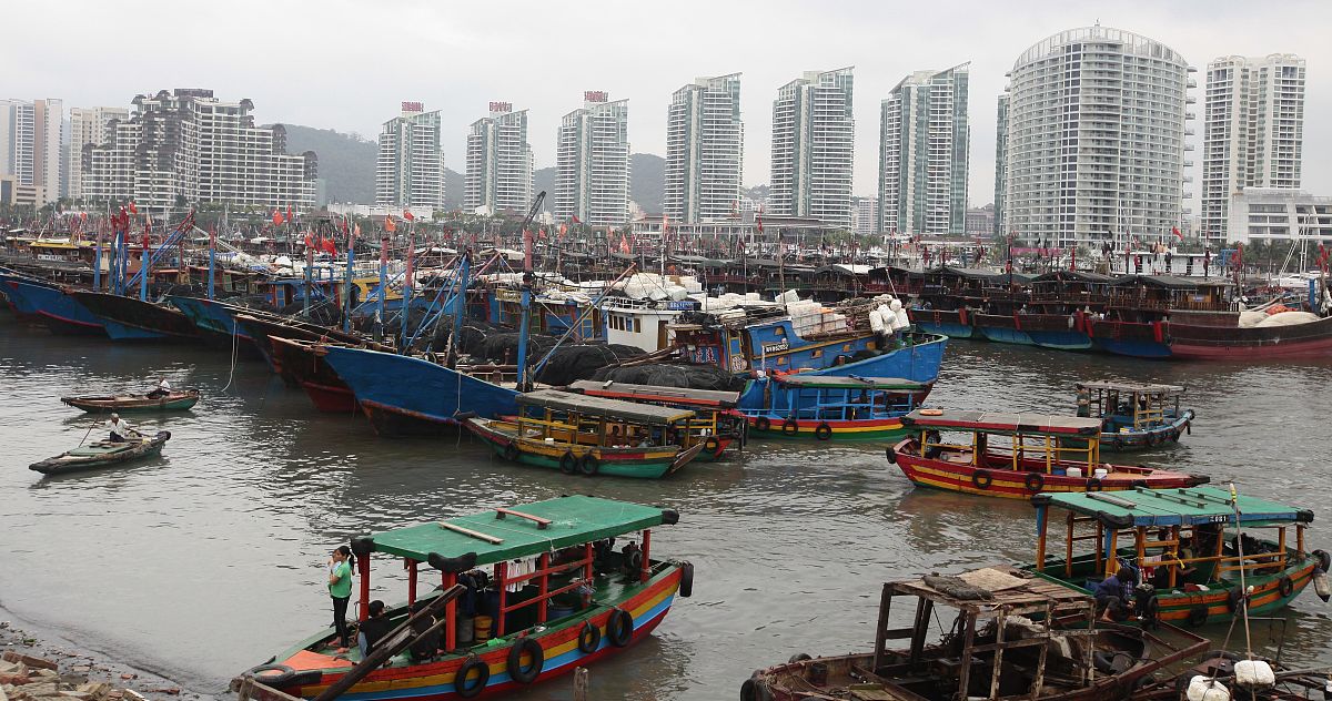 2013年11月9日,海南三亚,在海南省三亚市渔港,渔船回港避风.