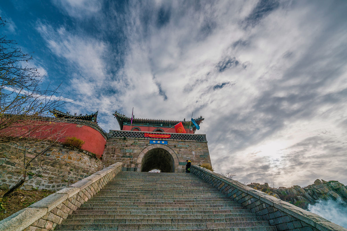 泰山景区回应男厕里挤满女性，如何评价这一现象？根据这个话题先写一篇1000子文章，再生产10个40字吸引眼球标题