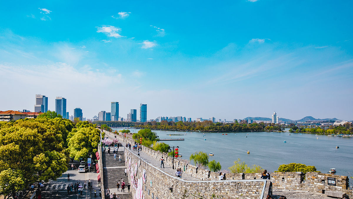 2021年3月26日,春日的南京城墙,绿树樱花,很好看,尤其是玄武湖一段的